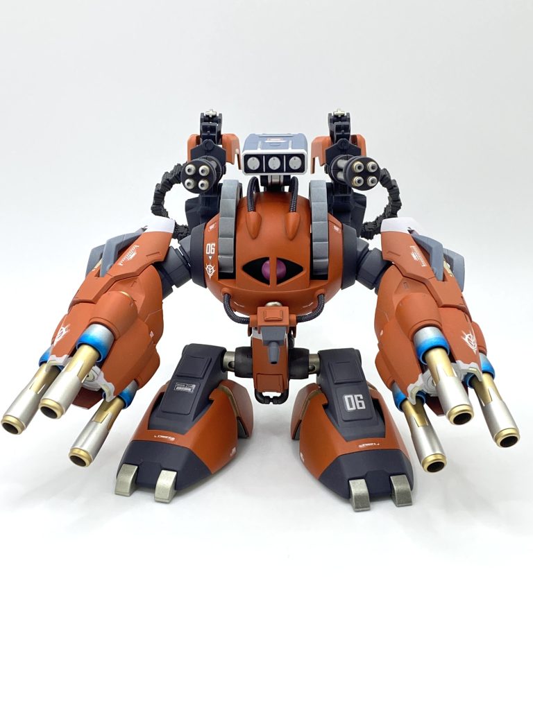 正面からみたらマッシヴなゴリラぽい体型です。