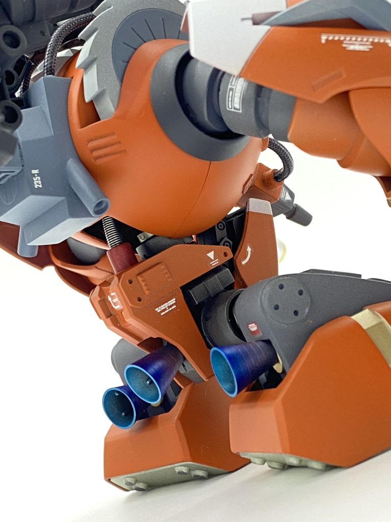 腰回りも少し作り込みました。隙間から見えるスプリングなど。