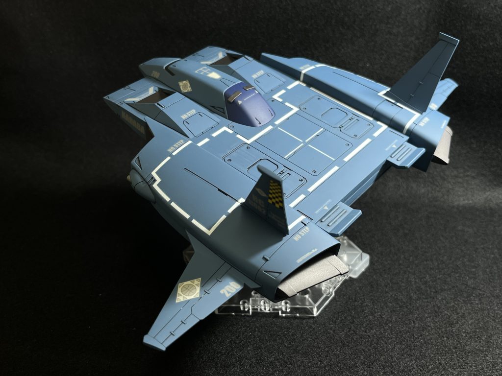 ラインデカールは細切れなので貼りやすいです。ライン同士の間隔は目分量の割にはキレイに貼れたと思います。