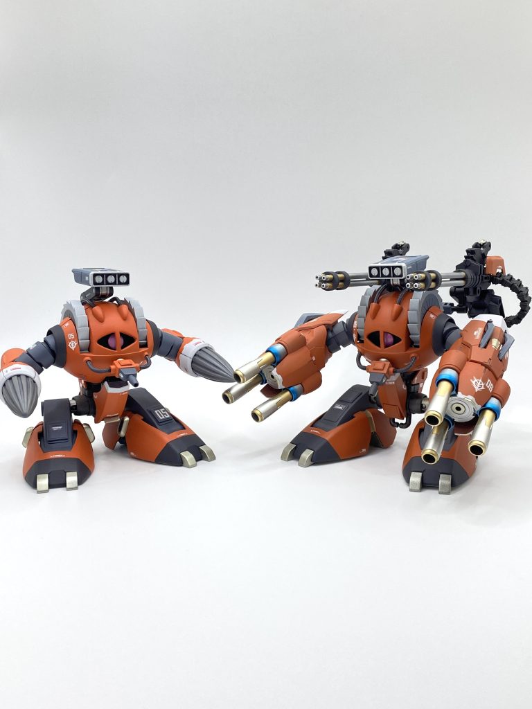 以前作成した05号機と新しく作成した06号機で並べてみました。06号機が一回りでかいですね、