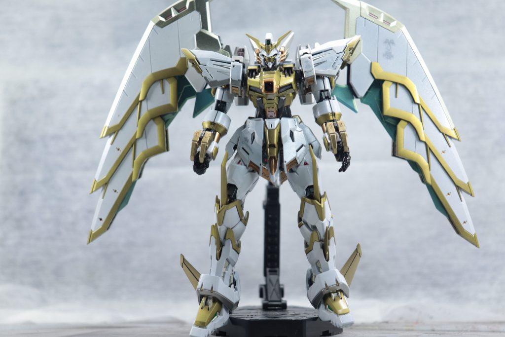 塗装に関してですが、サフはすべてエヴォブラック白はマイブームのフラットホワイト→ GXクリアシルバー→プレミアムガラスパール 青金部はフィニッシャーズの青金赤金部MrHobbyのスーパーレッドゴールドで塗装足、目、ビームサーベルはクリアブルーを薄く塗り深めの青に調整しています。ウイングの縁取り？や足の甲の牙はシャンパンゴールドフレームはスターブライトアイアンをメインとし、スカート、肘・膝関節の見える箇所はブルーを混ぜ、胸部パーツはパープルを混ぜています。ハンドパーツはガンメタルコクピット、腰の一部、ウイング基部の内部等はスーパーピンクゴールド