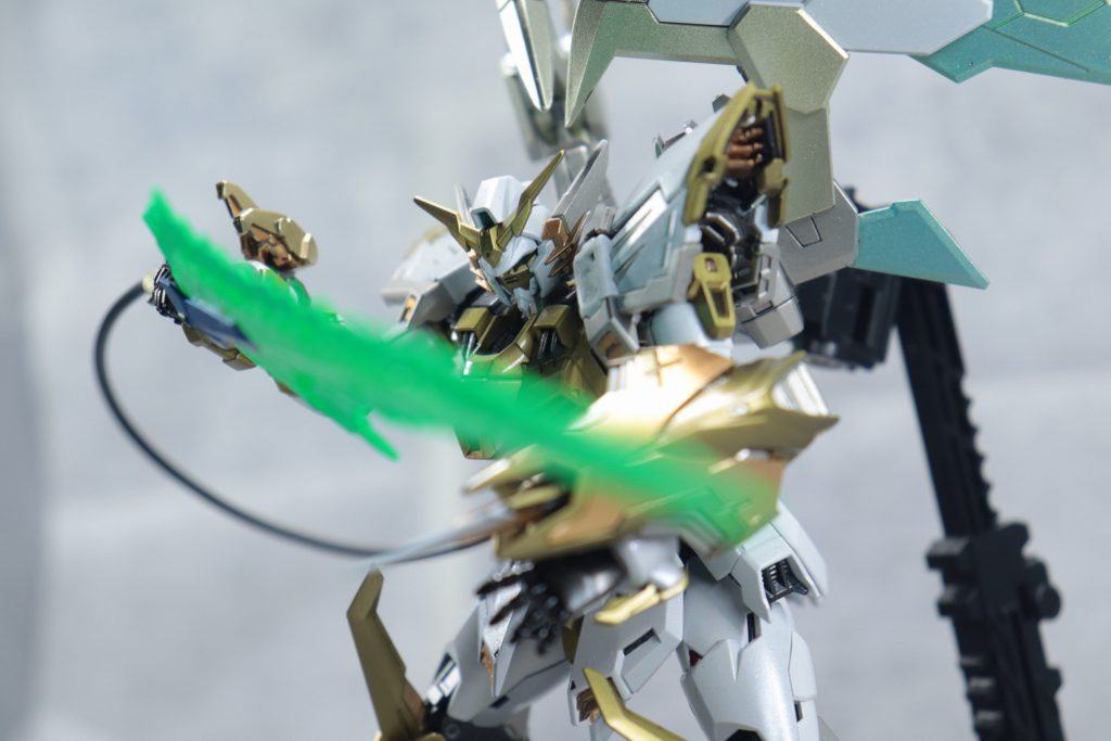 今回は塗り分けで情報量を増やしたこと、コーションマークだと騎士感が消えると考えたため水転写デカールは使用していません。恐らく製作者しかわからないような塗り分けの連続でしたが、組み立て中のここやっておけば…という箇所が多いのが恐ろしいです。