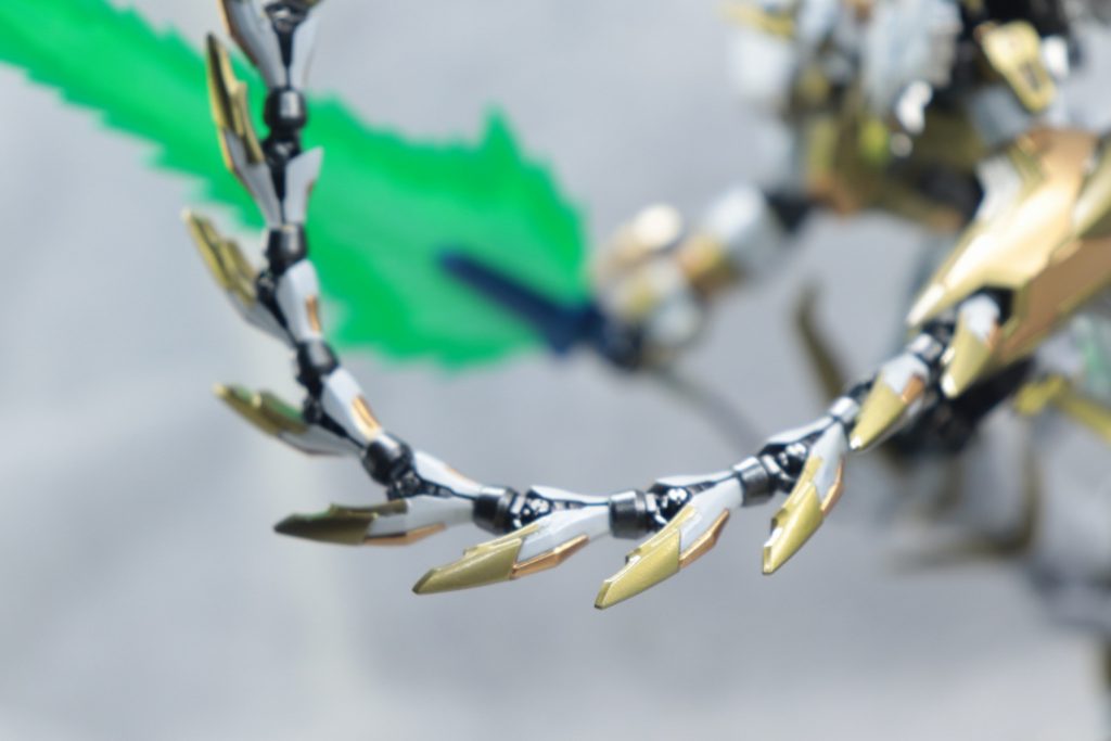 ヒートロッドは1.関節部をスターブライトアイアンで塗装しマスキング2.全体をフラットホワイト→GXクリアシルバーを塗装しさらにマスキング3.青金を塗装しマスキング4.赤金を塗装しマスキング5.エナメルのセミグロスブラックを塗装というマスキング地獄