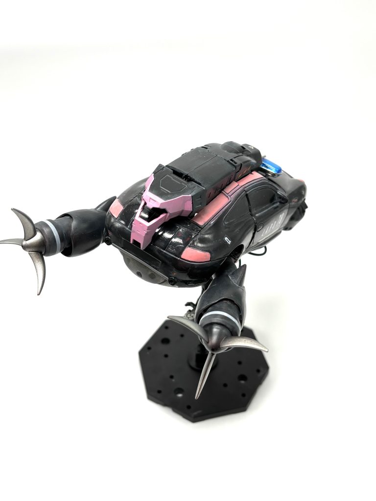 バウンド・ドックオークランド研究所が試作したニュータイプ専用可変MA非対称の上半身にドーム型の下半身といった特徴をもつ。操縦系にサイコミュを導入していて大型ながら機動性は極めて高い。