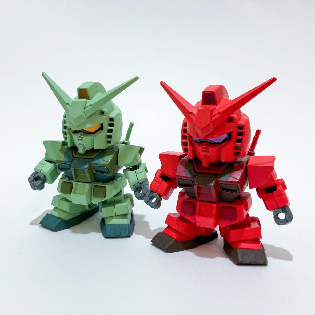 赤いガンダムと。なかなかマブな感じですね。マブマブ。ユニコーンのサイコフレームといいクリスマスカラーといい某即席麺といい、赤と緑の組み合わせは定番ですよね。