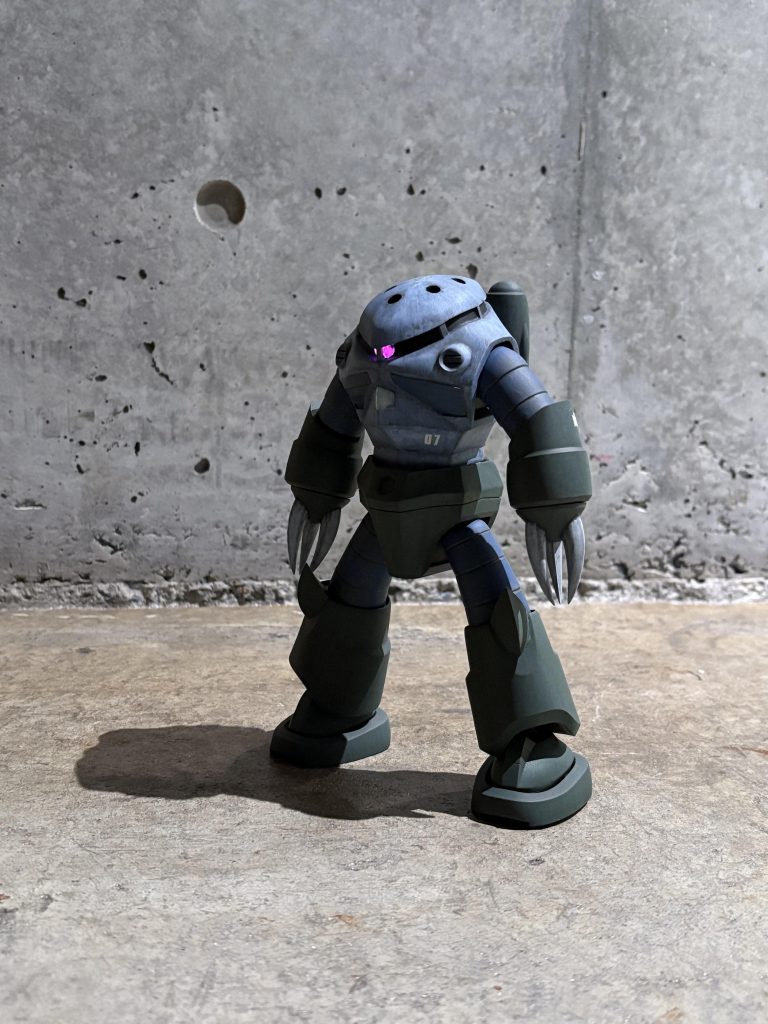 モノアイ部分のみ肉厚を薄くすることで裏側のLEDの光を透過させています暗闇でボワっと光るのがモノアイ感あってお気に入りビットトレードワンの磁気スイッチ式LEDを採用しています