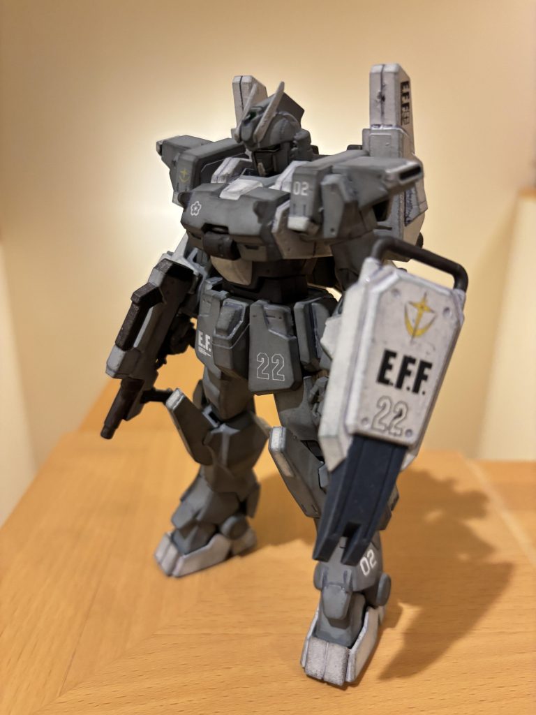 実は、ビルドファイターズ、観たことはないのですが、このEZ-SRは店頭で見かけて一目惚れで購入しました。以前入手した際は組み立てずに手放してしまいましたが、最近また入手したので今度こそ組んでみました。