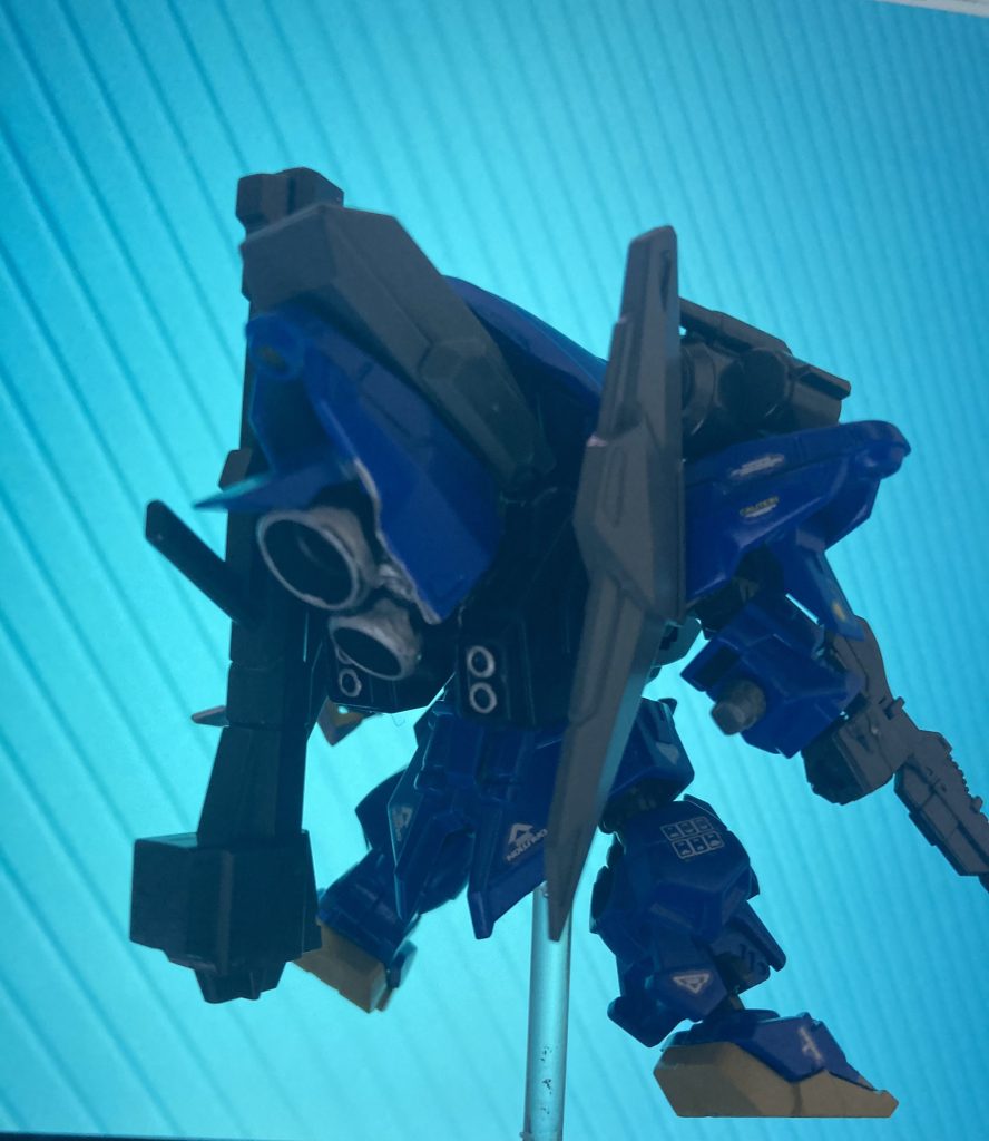 肩アーマーがもったいないので大型スラスターに見立てました。