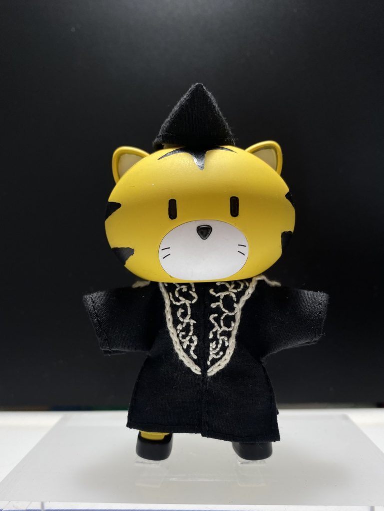 キャストコスは虎柄に塗りました。法服は布製で襟周りの刺繍もそれらしく仕上げてみました。