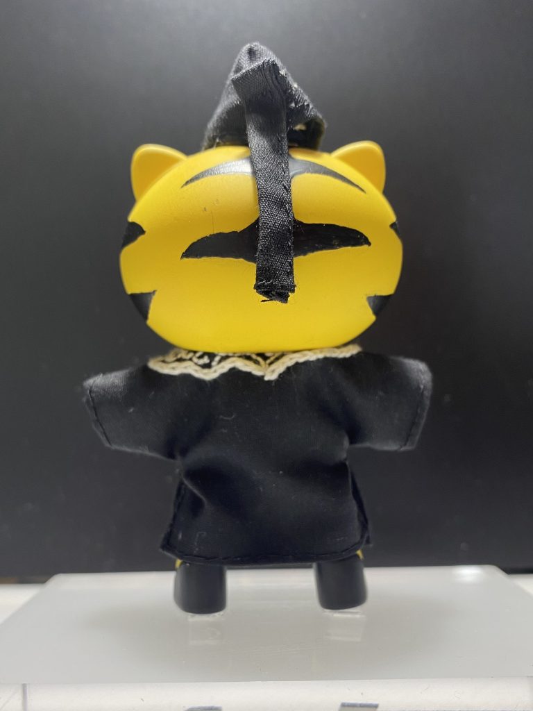 本来法服は詰襟なのですが、首がないのでオミットしました。 