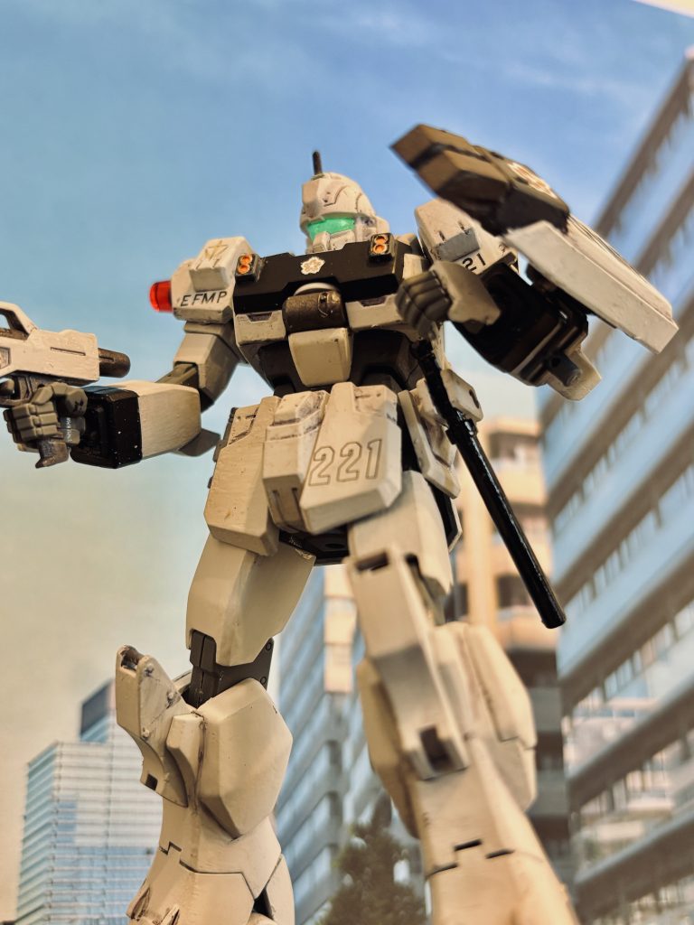 機体を行動不能にした後、右腰部に装備しているビームカッターでコクピットをこじ開け、パイロットを拘束します。(プラモでは接着しているのでマウント状態から取れません。)