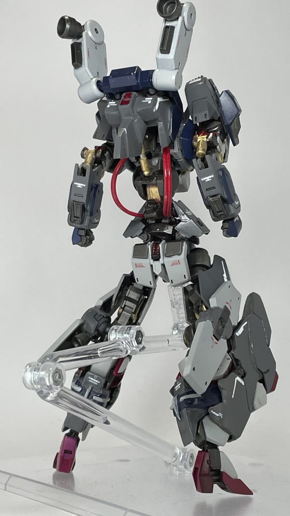 後面アトラスガンダムとグレイズをベースにミキシングしました。初めての試みとして、可動シリンダーの自作、スジボリ、ディテールアップパーツの使用、ガンプラ以外のパーツのミキシングなどを行いました。