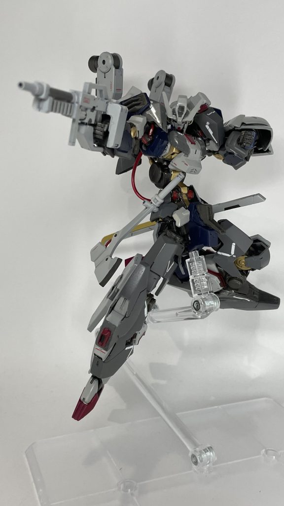 ポージング1武装はグレイズのアックスやライフルにくわえてバエルやルプスレクスのネイルの素材を意識した色の太刀、グレモリーのフードを改造したシールドを装備しています。