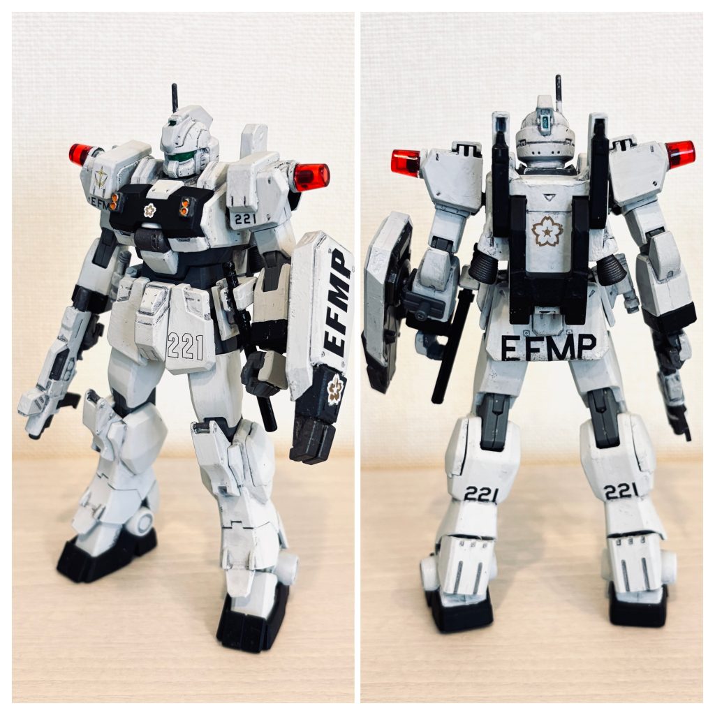 エンブレムのEFMPは、Earth Federation Maneuver Police の略です。MPは、Military Police(憲兵、軍事警察)のことではなく、Maneuver Police のことです。パトレイバーのタイトルにあった「機動警察」を英訳?した造語です。「地球連邦機動警察隊」といった感じでしょうか。 憲兵だと仲間内を取り締まるイメージがあったので……適当な言葉を作ってしまいました。あと、警視庁を表すM.P.Dも意識して、MとPは使いたいと思っていました。