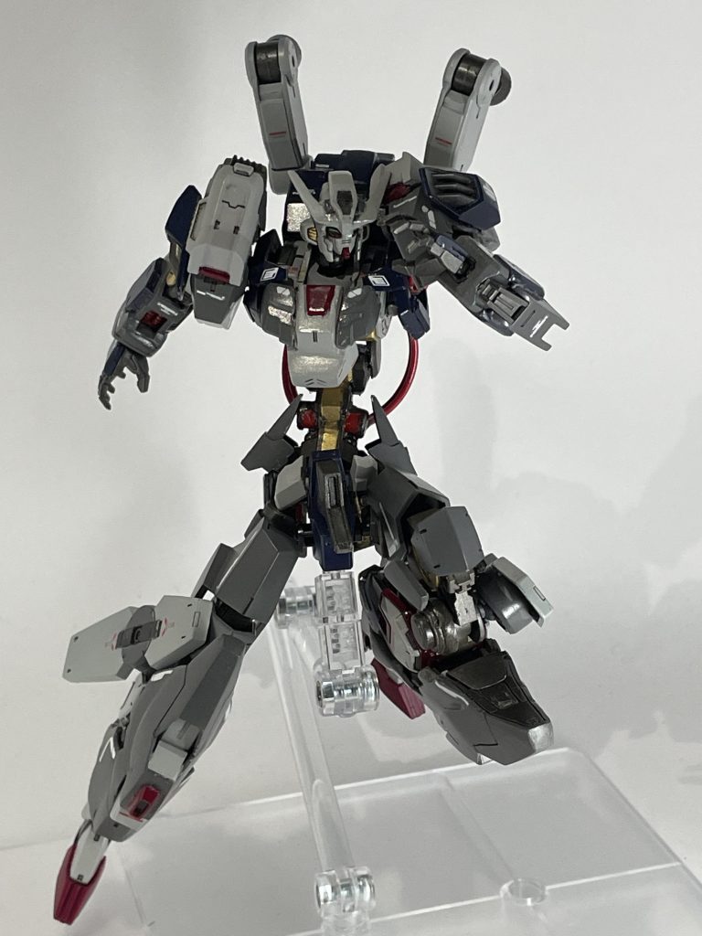 可動域は広く、胴体部には境界戦記のメイレス系統の胴体接続部分を使用、それに伴ってケーブルも追従するように100均イヤホンのケーブルを使い、スピーカ部も膝の内側にディテールアップパーツとしてつかっています。