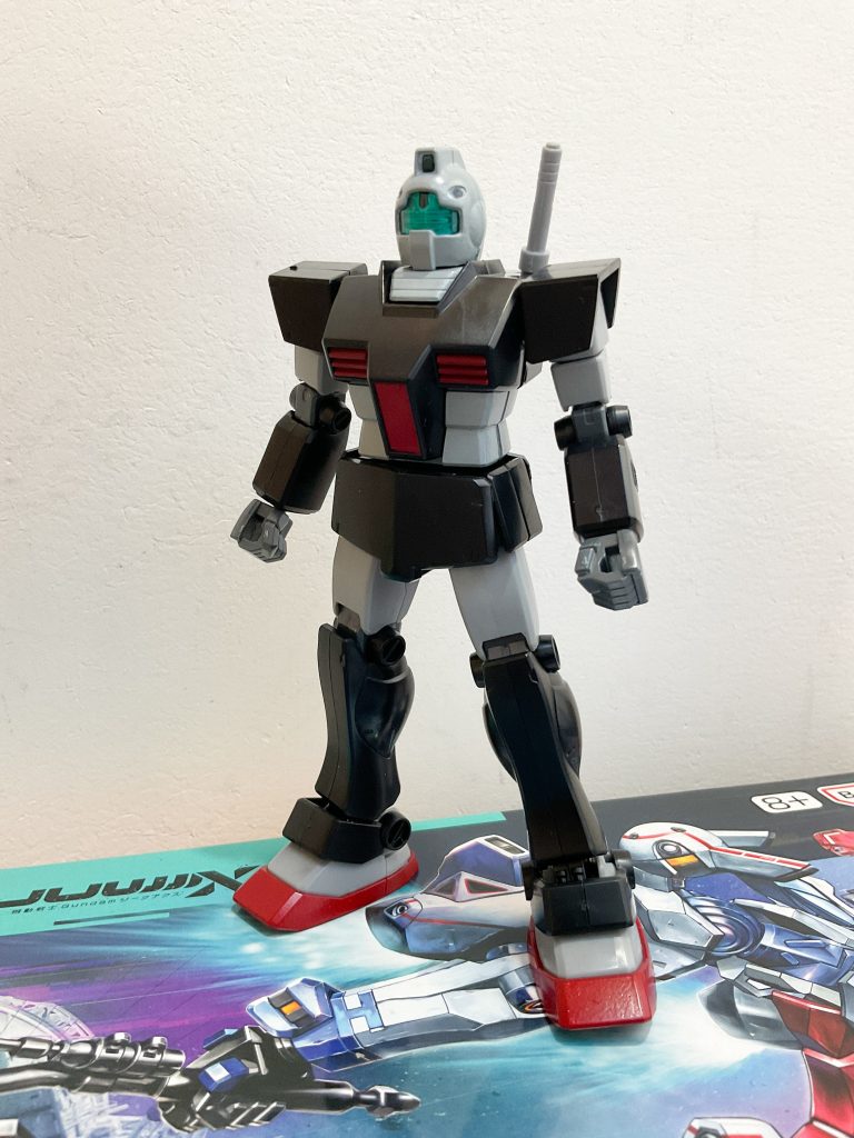 HGUC G-3ガンダム(シャアドムとセットのやつ)とミキシングしたものです。それっぽい成形色のパーツを組み合わせ、頭と襟と腹まわりのグレー部分と赤い部分だけ塗装しました。今日中に投稿しないと意味がないので超スピード仕上げです。