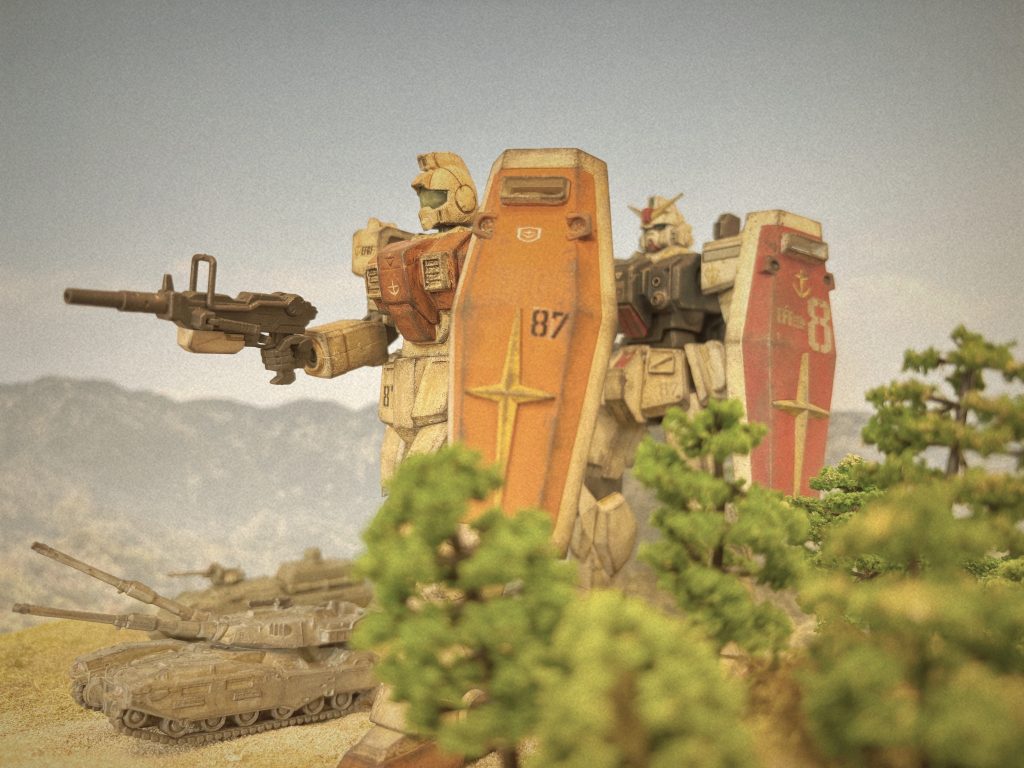 最後はこちら。「進撃の巨人兵」です。戦場での記録映像風、のつもりです笑このジムも、十年以上前、陸ガンと、ハードグラフに付いてきた陸ジムヘッド、旧HG陸ジムとをミキシングで作りました。重力戦線のオデッサの話を見て作りたくなったと記憶しています。また欲しい時に欲しいキットが手に入る時代はやってくるのでしょうか？笑