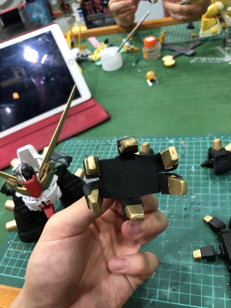 足は3mm厚のPSオフセット紙で接着し、足指を1本ずつ切り離し、最後に「ガンプラ オプションパーツセット08(ボールデンアームズ)」のコネクターで接続しました。腳的部分我是用3mm的ps膠版先黏起來,再把每一隻的腳指慢慢切開,最後用Option Parts Set Gunpla 08 (Ballden Arm Arms)的連接件進行連接For the feet, I glued them together with 3mm PS offset paper, then cut each toe apart, and finally connected them with the connectors from Option Parts Set Gunpla 08 (Ballden Arm Arms).