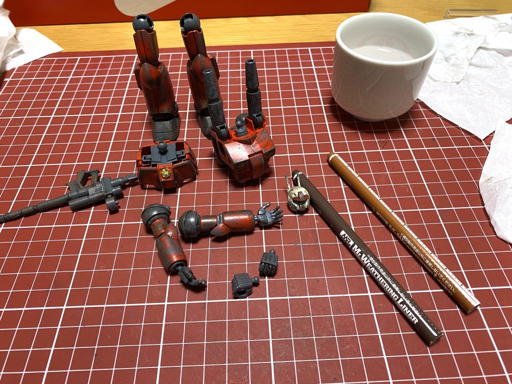 先に、グレーで塗った後に、このペンで、サビ感出してます！