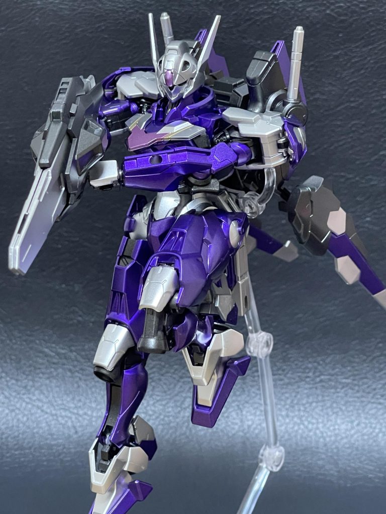 ビームライフルの先端にエスカッシャンの1パーツが接続され専用兵装「ランバルト光弾」を発射出来るようになる。弾速が早く連射が可能。