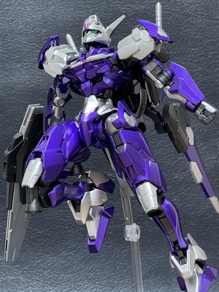 モード名の通り、空中飛行などの高機動戦闘を得意とした形態です。ただ、エスカッシャンのエネルギーを高機動ブースターに割いてるため、武装としてはビームライフルのみとなる。