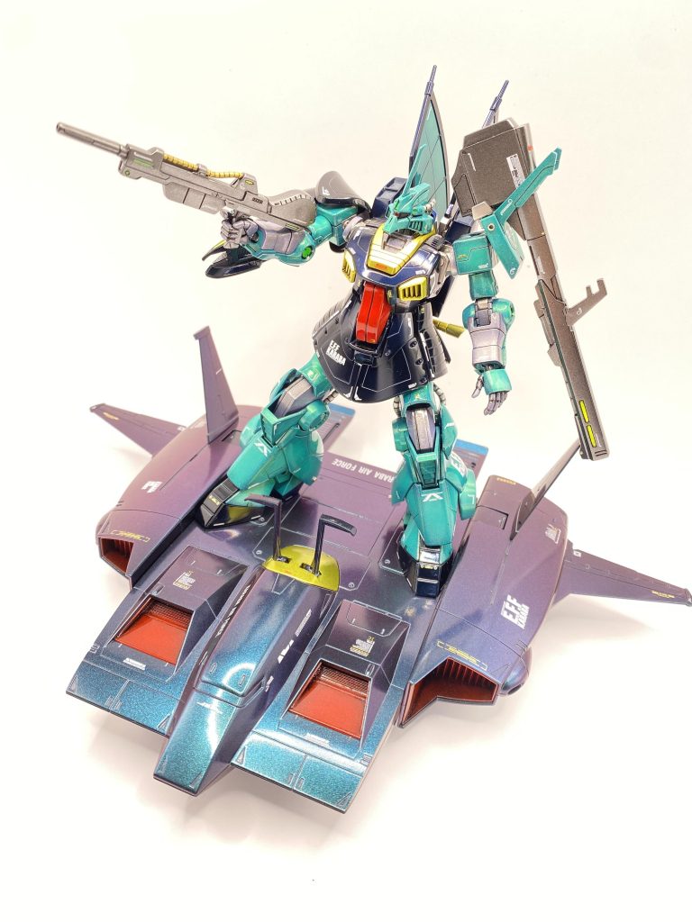 ドダイはセリアで売ってるミラーネイルパウダーをクリアに混ぜて黒サフの上に塗装しました。見る角度により色が変わり凄くキレイです^ ^