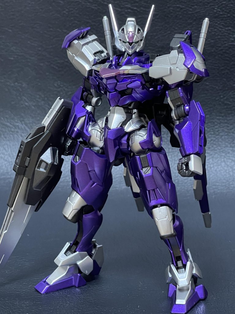 続いて2形態目、高機動モード(スカイタイプ)になります。エスカッシャンをブースターとして運用することでモード切り替えすることが出来ます。このモードになるとカラーがシルバーとパープルのみになります。