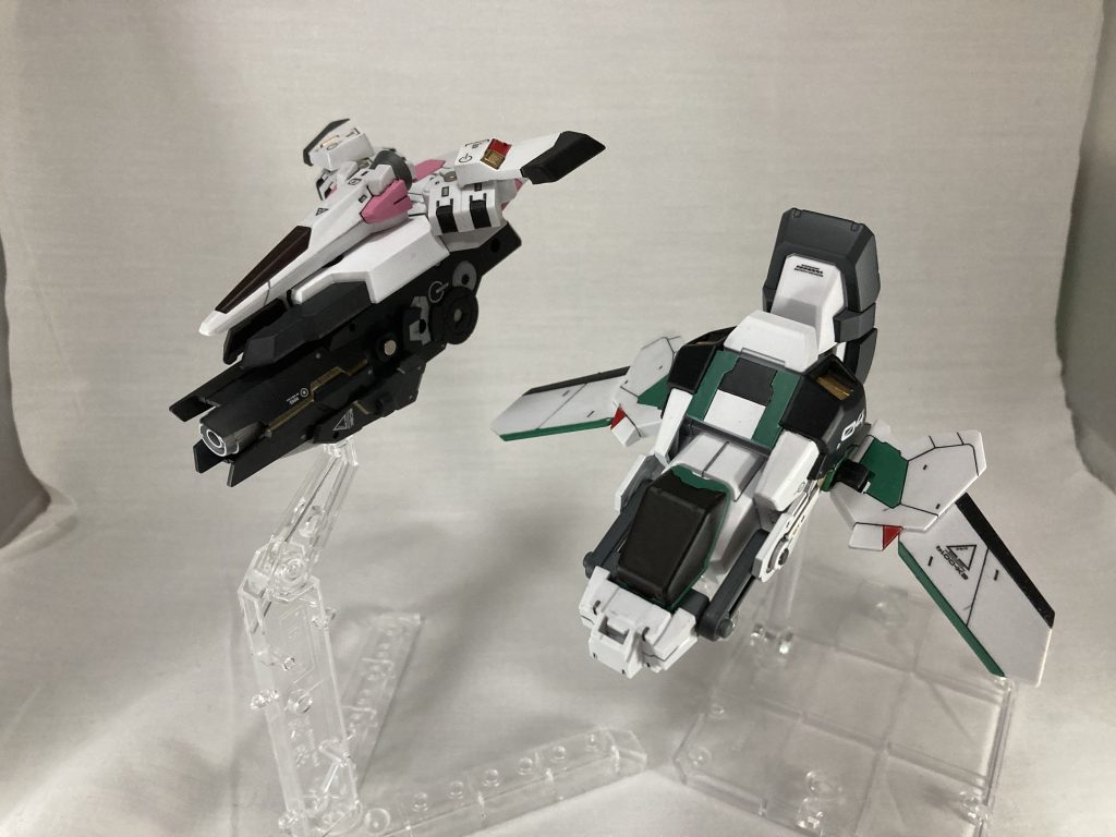 飛行型支援メカGG04:ガンガンジェット(グリーン)三次元的な軌道を描く高速飛行と頑丈な機体前面を使って体当たりによる撹乱戦法をとるジェット機モチーフの支援メカ、支援メカの中ではビークルの次にスピードが速い合体時は右足と武装を担当、ビークルと同じく機体全体にエネルギーを循環させるモーターの役割を担う GG05:ガンガンバード(ピンク)超高高度からの砲撃支援戦法をとるコウノトリモチーフの支援メカ、フィールドの高度制限限界を飛びほぼ全域をカバーするセンサーで敵を捕捉して砲撃支援を行うがスピードもあまり出ず機体のエネルギー総量も少ないため砲撃支援も5回が限界、パンツァーとのセット運用が前提である合体時は武装を担当、高いセンサー能力で戦闘の補助を担う