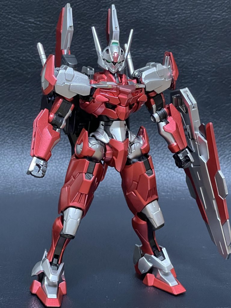 最後の3形態目、近接格闘モード(パワータイプ)になります。エスカッシャンをブースターと格闘兵装に分けて装着することでモード切り替え出来ます。このモードになるとカラーがシルバーとレッドのみになります。