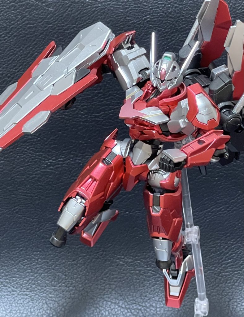 格闘兵装は左右どちらにも取り付け可能。盾として使用も出来るが、これで直接攻撃する事も可能。専用兵装「デラシウム光流」を使用可能。光線のように放ったり格闘兵装に纏わせて攻撃力アップを計るような使い方ができる。