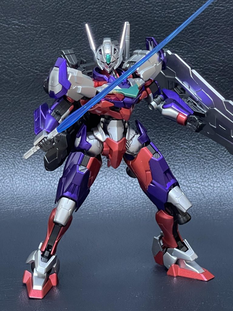 まず1形態目は汎用モード(マルチタイプ)になります。様子見見極めタイプなので格闘とスピードのバランスがいい形態です。基本はエスカッシャンをシールドモードにしてビームサーベルやビームライフルで攻撃します。カラーもシルバーとレッドの他にパープルが混じります。塗装は黒サフ吹いてシルバー塗ってメタルレッドとメタルバイオレットで塗装してます。関節は黒サフ後に黒鉄色です。