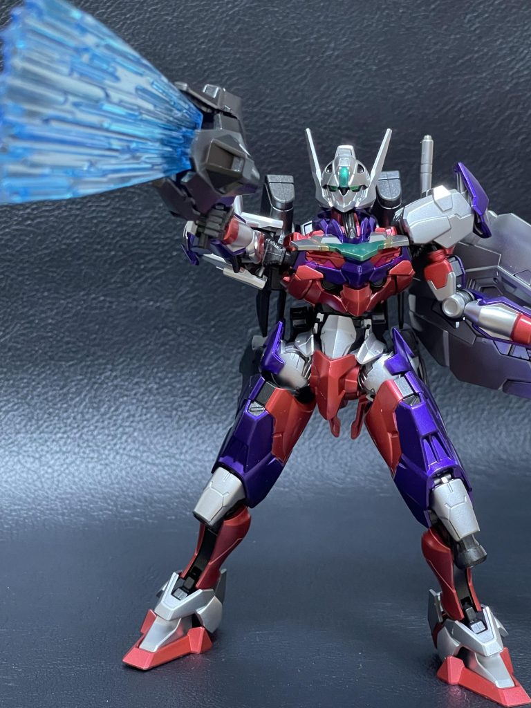 汎用モード時にはエスカッシャンをシールドにして運用。そのおかげかエスカッシャンのエネルギーはほぼ消費しないので、ビームライフルにエネルギーを送ることが出来、このモードの最終兵器「ゼペリオン光線」を放つことが出来る。