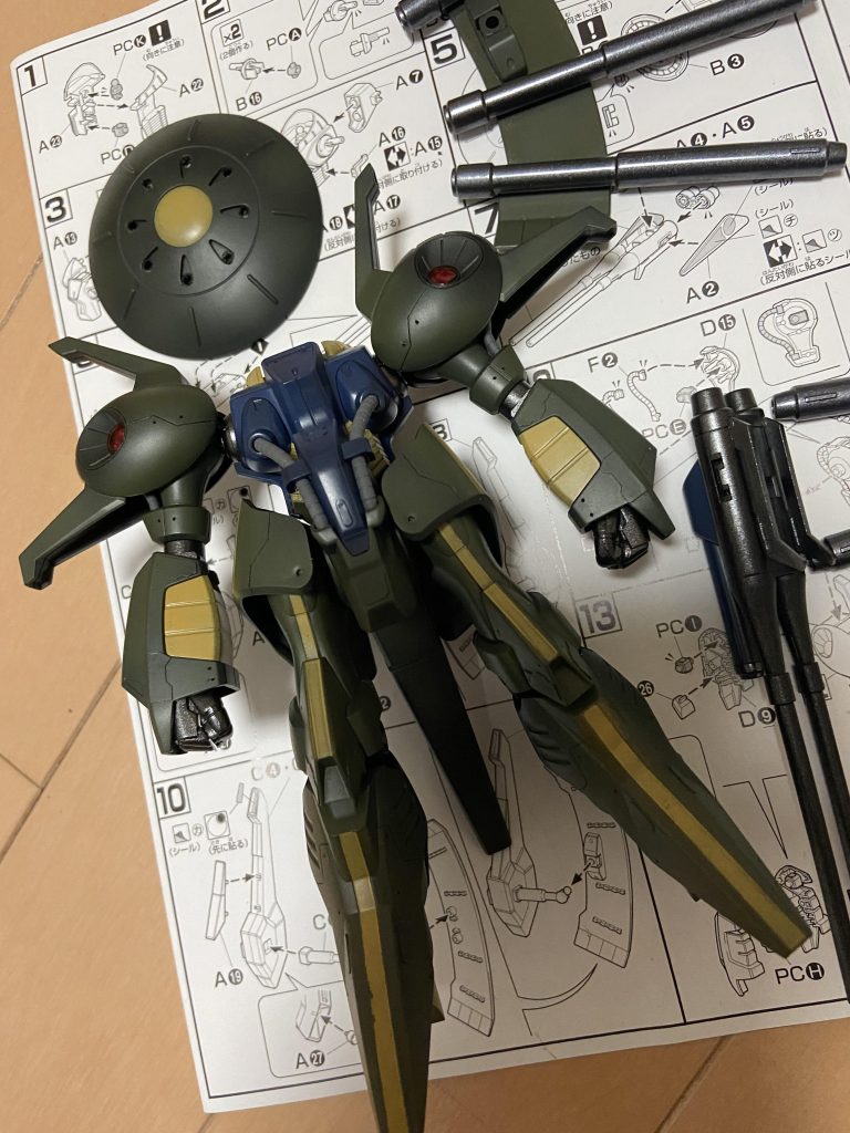 最初は想像よりカーキグリーンが暗めに出てしまい、あとでEXホワイトを混ぜてグラデーションをかけました💦