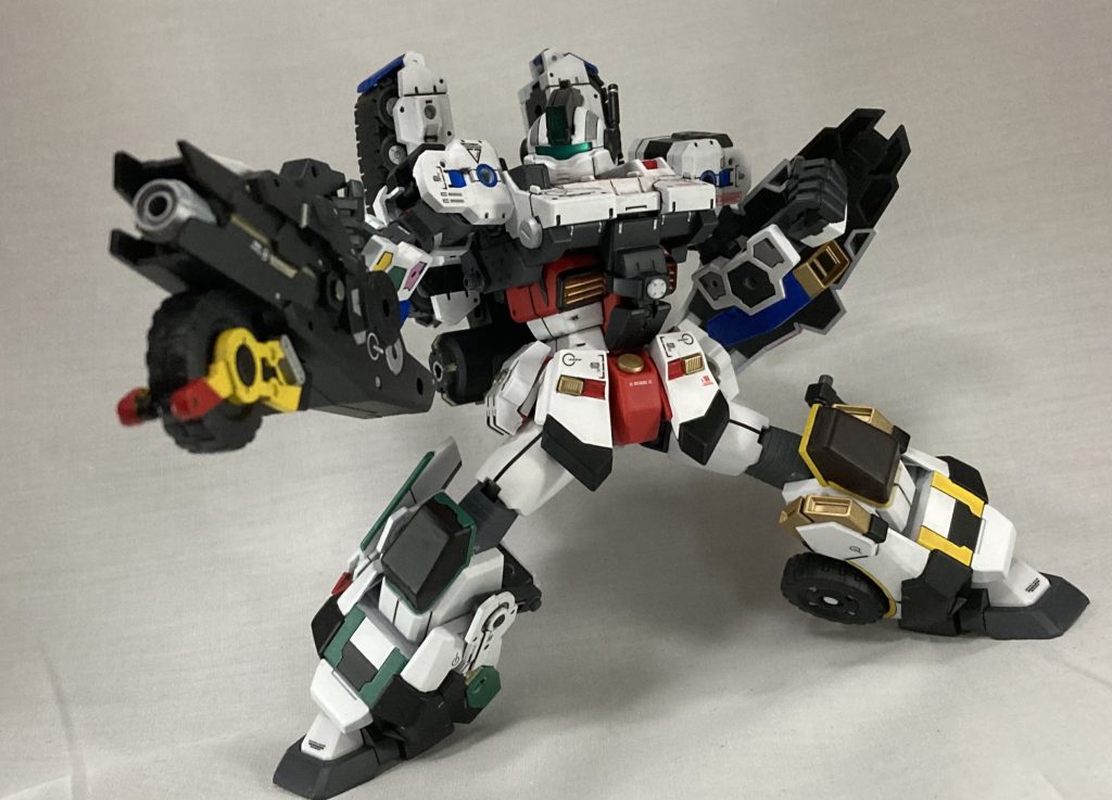 コアになるファイターと4機の支援メカが合体した巨大ロボ形態の『ガンガンオー』は大型エネルギータンクから供給されるエネルギーを両足の高出力モーターで運用する合体ロボだ!装備した大型チェーンソーと大型キャノンによる強力無比の攻撃は敵を一撃で粉砕するぞ!必殺技の『ガンガンスマッシュ』と『ガンガンバスター』はバーチャルグラフィックを歪ませるほどの威力だ!ただし強力すぎるパワーと重量負荷に耐えられる時間は長くは無い、あまり長時間合体している事は出来ず5分を超えると合体は強制でキャンセルされてしまう!(という設定で実際はガンプラ複数体分のポテンシャルを振りかざすのはゲームプレイヤーとして流石にモラルが無い気がするため自ら縛りプレイを課すことで罪悪感を薄めているぞ!) っていう脳内設定だぞ!!
