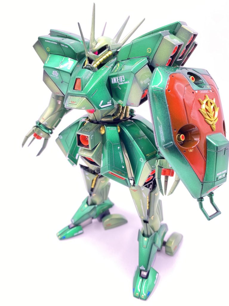 頭部は縦横切断の小型化、モノアイ追加、首周りの可動肩アーマーは真四角がおかしいので各ブロック毎にノコギリを入れて扇型へ調整胴体は3分割して幅詰めMGウィングゼロのジャンクフレームを使用して可動出来るようにクロー部は可動軸をプラ板で製作、削ったり盛ったり、肩根元に回転軸設置スカートパーツは6箇所をポリキャップ仕込可動化脚部はMGウィングゼロの内部フレームを削ってハンマパーツを被せました、なかなか丁度良かったです