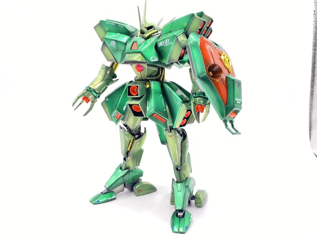 仮組した時の絶望感…頭部はREと同じくらいにデカく、胴体腰部と一体成形横綱級、クローはバンダイオリジナル解釈のなんとも言い難い感じ、脚部は棒……どーしよ…悩んでもしょうがないのであれこれ改修方法を模索して手を動かしながら考えようーと！ 