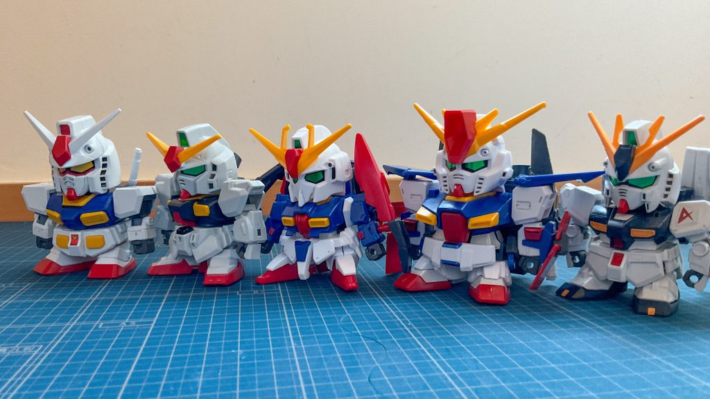 RX-78-2 ガンダム(BB戦士200)、ガンダムMk-II(同227 スーパーガンダム)、ゼータガンダム(同198)、ダブルゼータガンダム(同212)、 νガンダム(同209 HWS装備型)です。リアルスケールでは全長差がありすぎますが、SDではほぼ同じサイズなのでまとまりがイイですね。