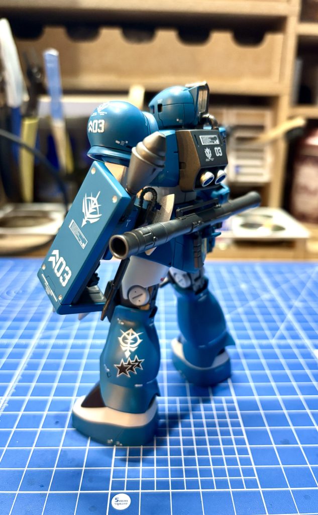 元々は黒い三連星仕様だったので、デカールは三連星のデカールを使用。