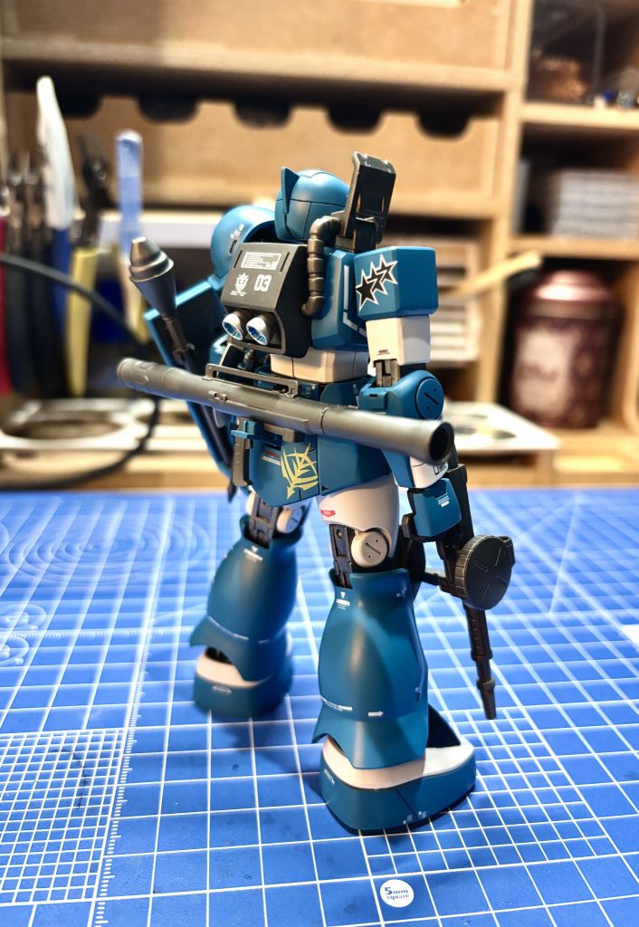 ディテールは余り追加せずにそのままでもカッコいいので、頭部と肩とシールドに少しスジボリを入れました。