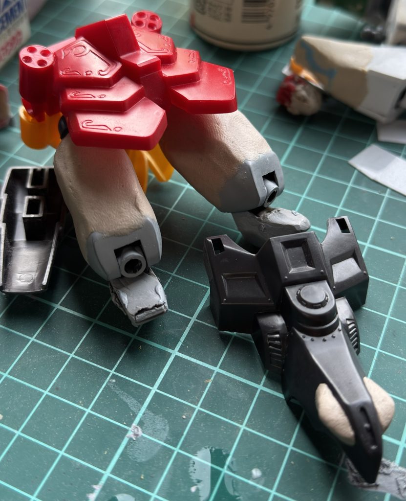 太ももは少し細く感じたのでエポパテでボリュームアップしました。クラヤミの眼もエポパテで制作しました。