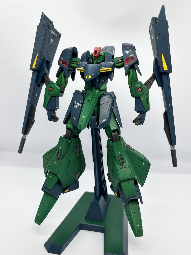 カラーリングは劇場版ゼータガンダムのギャプランよりに緑色に寄せてます。専用台座め機体色に合わせてツートンカラーで仕上げてます。