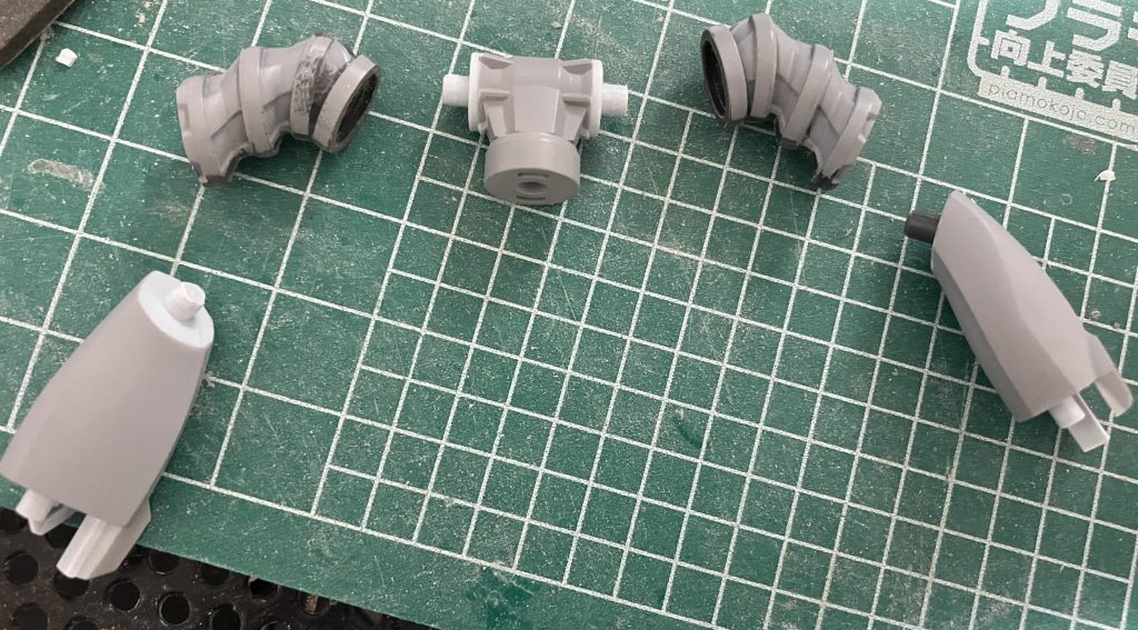 挟み込み部分はポリキャップ接続に変更して合わせ目けしと塗装を簡単にしました