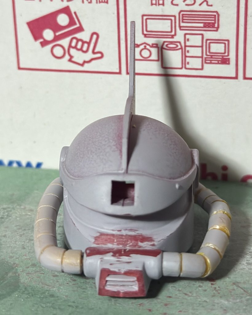 パイプがキットの状態だとまっすぐなので変化をつける為、切り離して動きをつけて接着しています。左が改造前、右が改造後です。