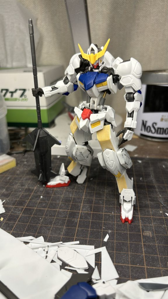 サフ前の状態。足のボリュームUPと同時にふくらはぎのスラスターもプラ板で新しく作り大型化させてます