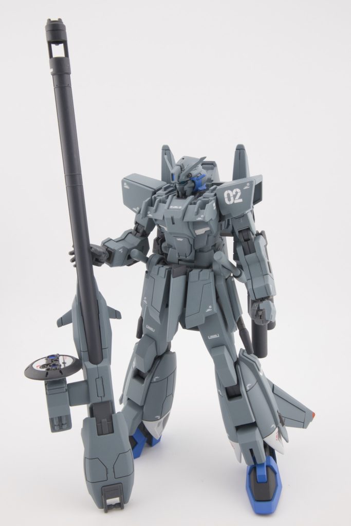 前回ゼータ風にしたムラサメ改をゼータプラス風に作り直しました。最初は色だけ塗り直す予定でしたがジャンクのC1を手に入れたのでC1風にしてみました。ムラサメ改本体は、マスクのへの字を埋めて足首の付け根のところで4ミリ延長(前回は2ミリ)しました。その他ゼータプラスっぽくするために腰のサイドアーマーに何かのビームライフルの砲身を取り付け、頭部もゼータプラスのアンテナを取り付けるために形状を加工しています。