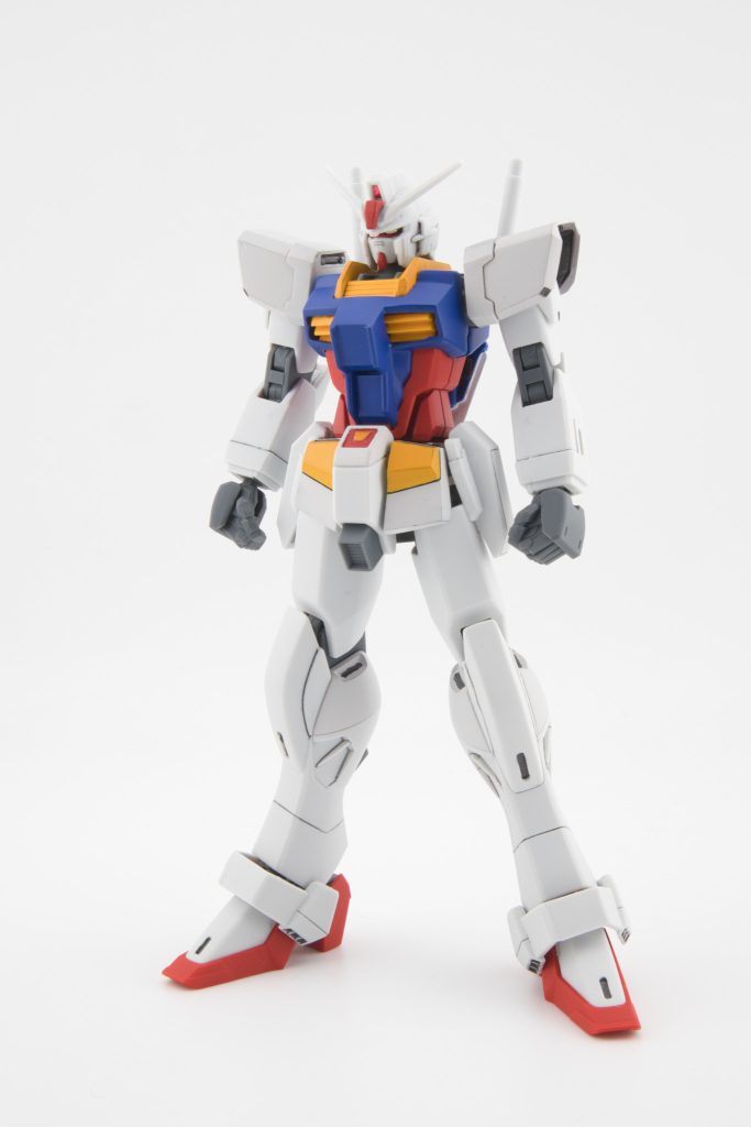 とくにミキシングとかはしておらず引き算的な感じでRX-78に近づけてました。頭: アンテナは黄色い方を廃して2本に。胸: V字とコックピット開閉部分？を無くしてフラットに。ダクトも切り抜いてプラ板でそれっぽいダクトを作成。肩: 上面を切り取ってフラットに。腰: フロントアーマーをカットして短めに。脚: アンクルアーマーのサイドの後方をカット。 