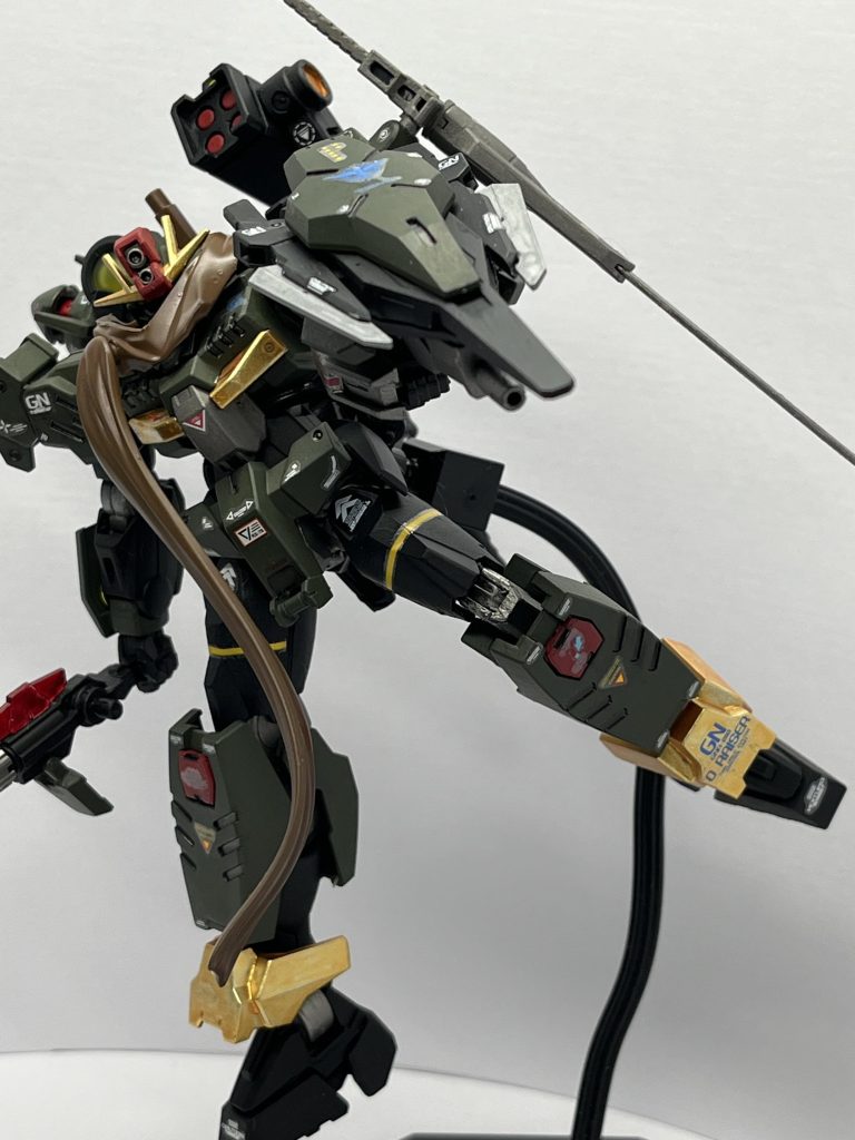 ブレードも背中に付けると脚の動きにちょい干渉するため本家クアンタリスペクトで肩にマウントできるように