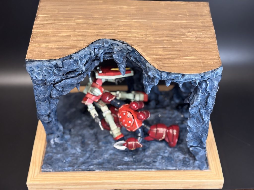 ジオラマ全体像です。A4サイズです。hgucを使うので、2体が乗っかるサイズのベースとしてDAISOで売っているフォトフレームを使用。そこから枠内にハマるようスタイロフォームを切り出し、ジオラマ粘土で起伏や鍾乳石を作りました。天面の化粧板(に見えるかな?)。実は透明プラ板を塗装したものです。この作品の中で隠れ会心の一撃です😆⭐️⭐️⭐️