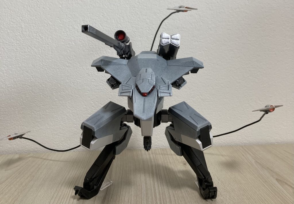 鉄血のモビルアーマーぽさとしてテールブレードを3本。