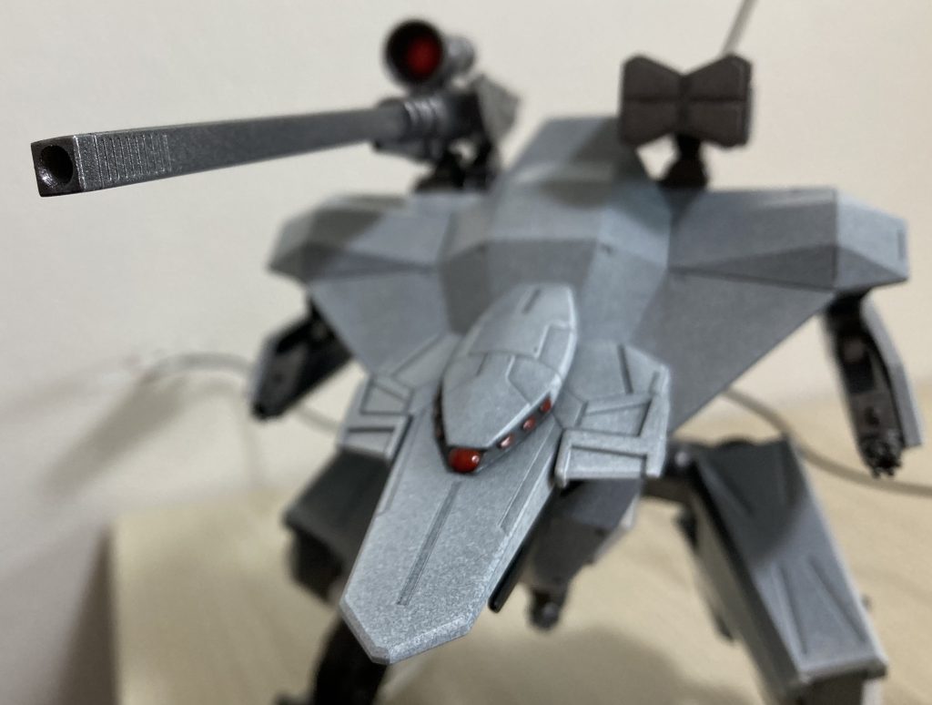 レールガンは鉄血の武器セットからです。センサー部分は旧HGの陸戦型ジムスナイパーのパーツをジャンクから拝借して使用。